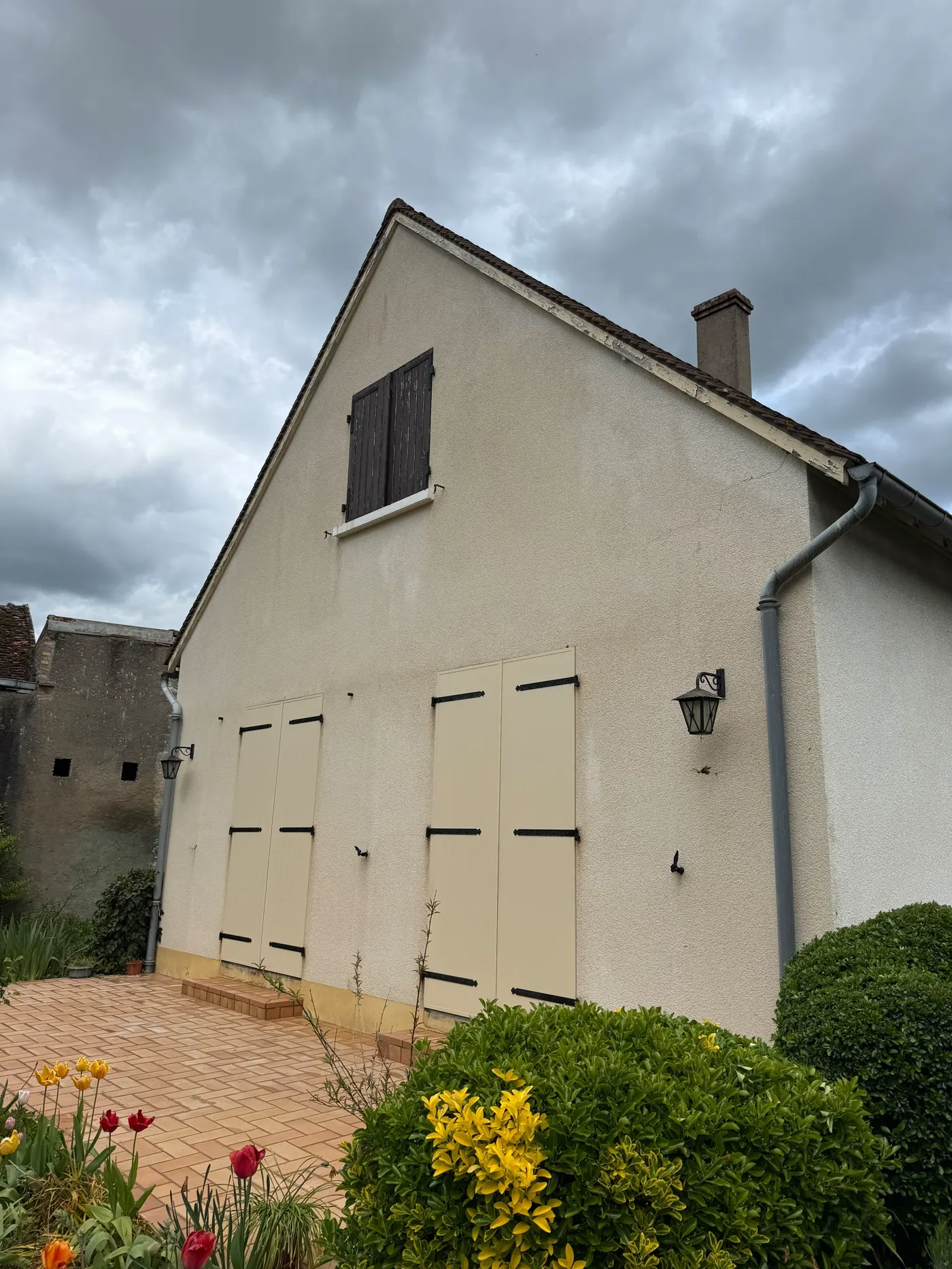 La même façade après traitement : l’enduit est redevenu clair et net, sans traînée.