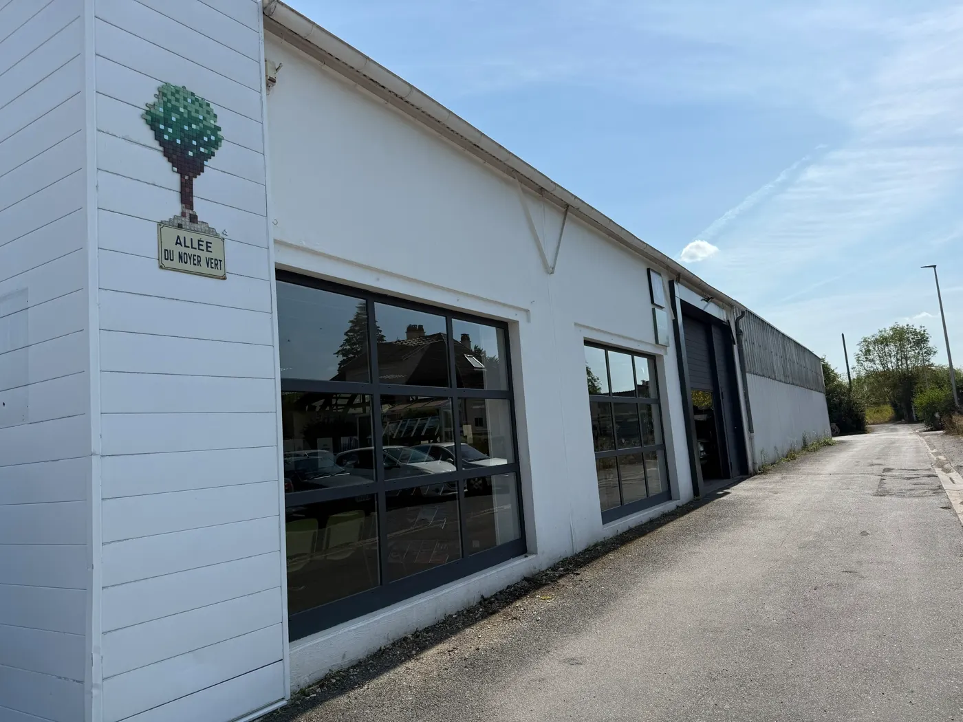 Le fourgon Altipur en intervention devant un manoir en pierre.
