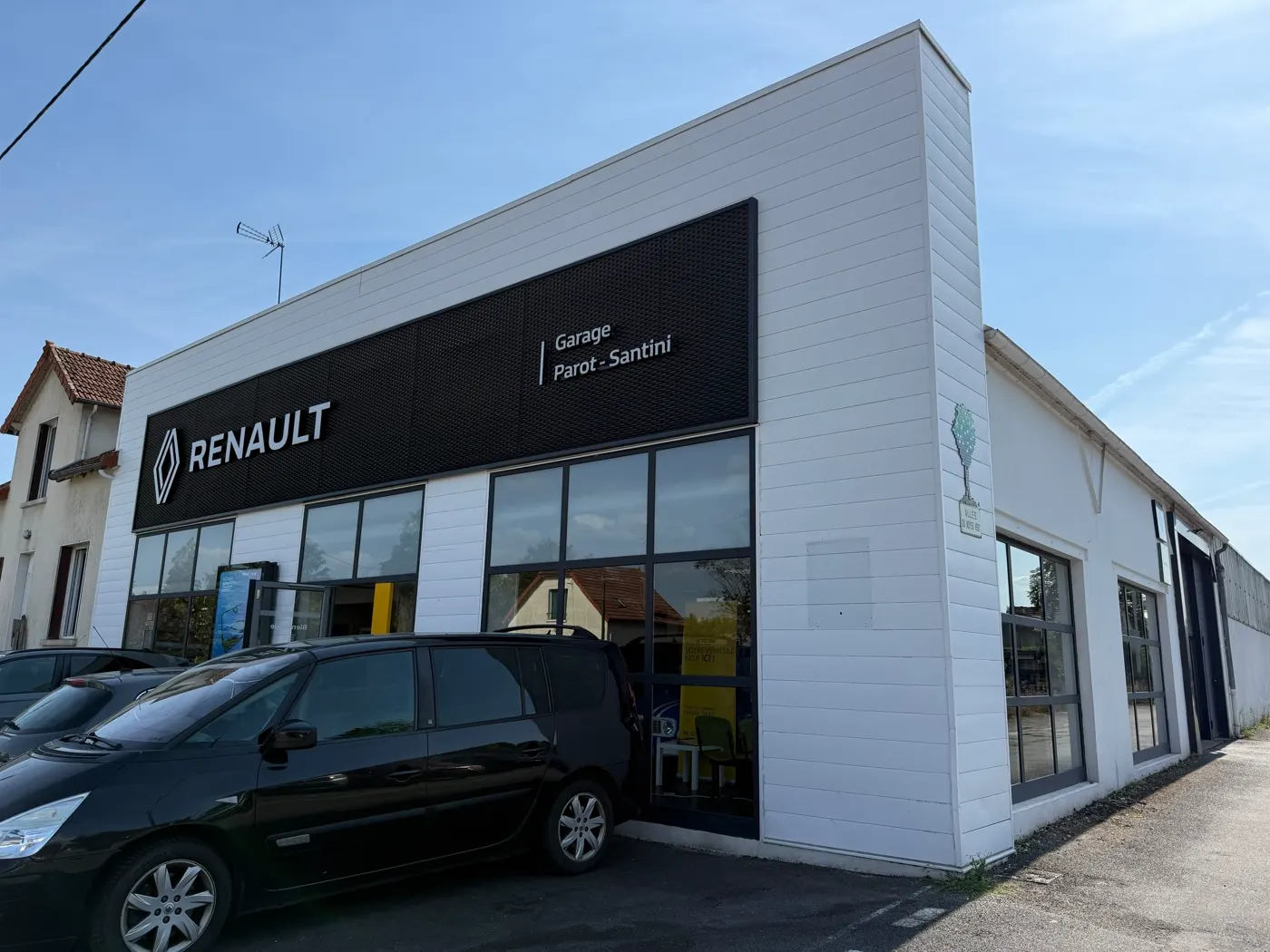Concession automobile dont la façade vitrée et l’enseigne viennent d’être nettoyées.